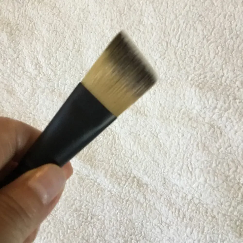 Le Métier de Beauté Flat Angled Foundation Brush